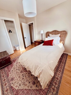2 habitaciones, tabla de planchar con plancha, wifi y ropa de cama 