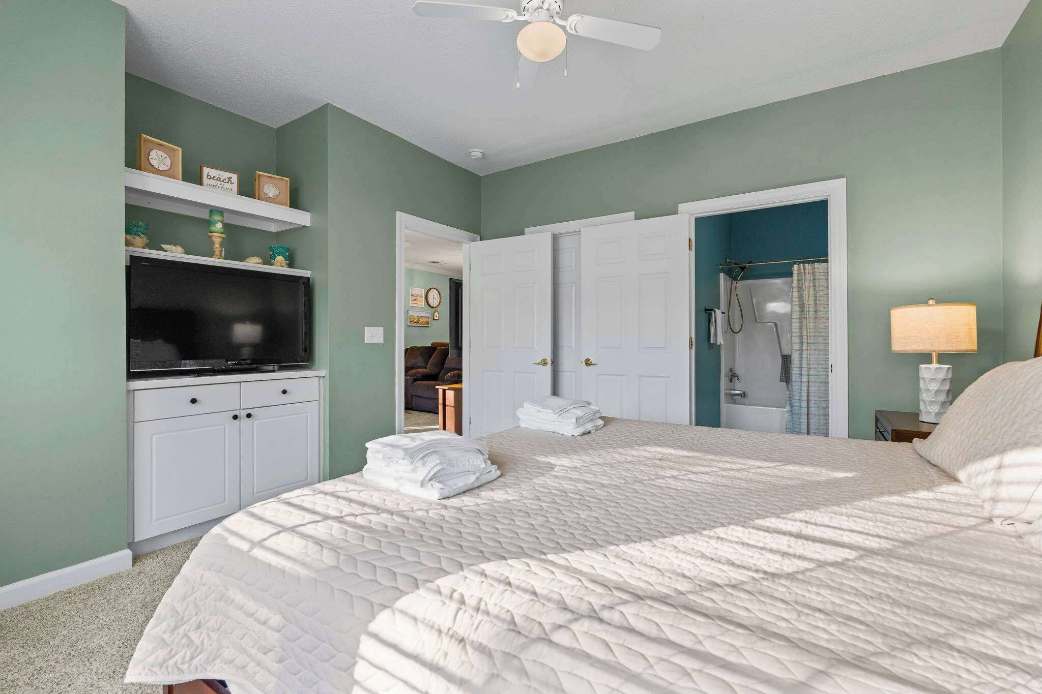 2 bedrooms, iron/ironing board, WiFi, bed sheets