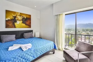 5 slaapkamers, een strijkplank/strijkijzer, wifi, beddengoed