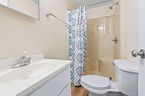 Shower, hair dryer, towels, shampoo - "The Dolphin" is 6 Blocks to the Beach, off 6th Ave South in Myrtle Beach! (Myrtle Beach)