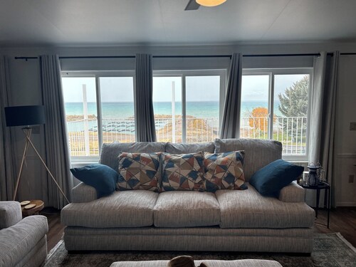 The Bears Den! Walking distance to beach, private day rental marina, 5 Bedroom