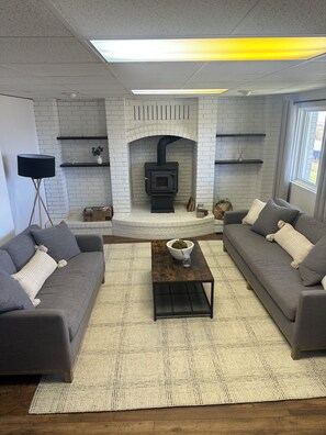 TV - The Bears Den! Walking distance to beach, private day rental marina, 5 Bedroom (Fish Haven)