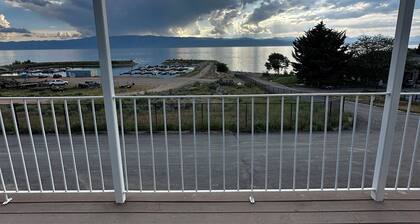 The Bears Den! Walking distance to beach, private day rental marina, 5 Bedroom