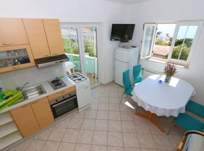 Kühlschrank, Mikrowelle, Herdplatte, Wasserkocher mit Kaffee-/Teezubehör