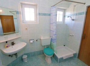 Shower, towels - Studio Apartment with Balcony and Sea View (Pag)
