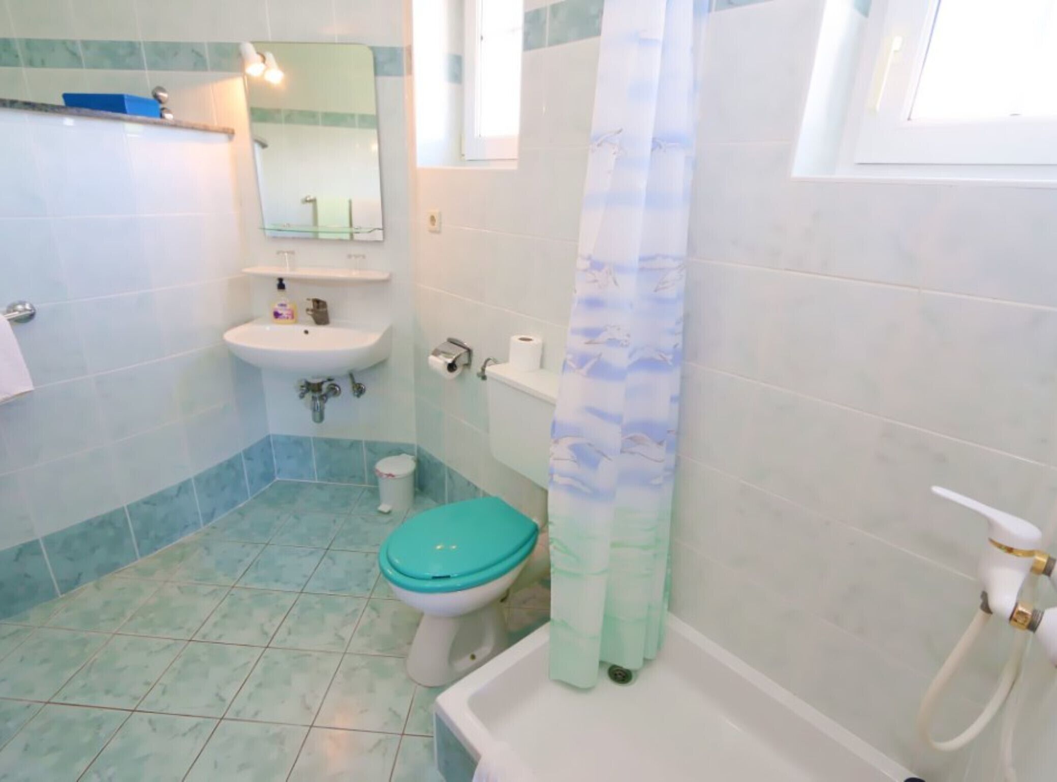 Un baño con inodoro, lavabo y bañera.
