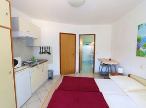 Internet, bed sheets - Studio Apartment with Balcony and Sea View (Pag)