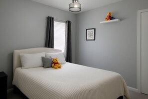 4 bedrooms, in-room safe, desk, free WiFi - Relax After the Parks: 4BR Pool Home Minutes from Disney (Davenport)