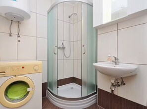 Shower, hair dryer, towels - Apartments Ad Astra - Two Bedroom Apartment with Terrace and Sea View (Vodice)