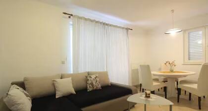 Srima To Relax Apartment - One Bedroom Apartment with Terrace