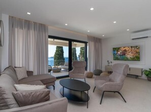 TV - Lux Villa Mariva - Five bedroom Villa with pool (Mlini)