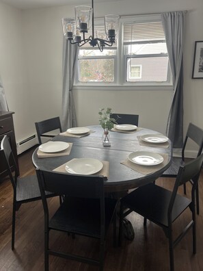 Dining - Relaxing 3 bedroom upstate retreat with hot tub and fire pit near beacon (Fishkill)