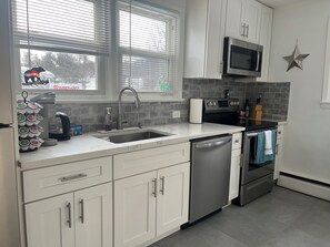 Microwave, oven, stovetop, dishwasher - Relaxing 3 bedroom upstate retreat with hot tub and fire pit near beacon (Fishkill)