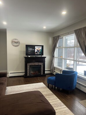 TV - Relaxing 3 bedroom upstate retreat with hot tub and fire pit near beacon (Fishkill)