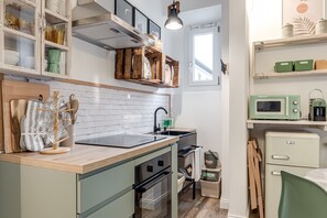 Réfrigérateur, micro-ondes, four, plaque de cuisson