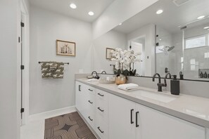 Hair dryer, towels, soap, shampoo - Casa Volare- Pool+Spa, Gated 4BR 3BA 2,400sqft Brand New Desert Retreat (Bermuda Dunes)