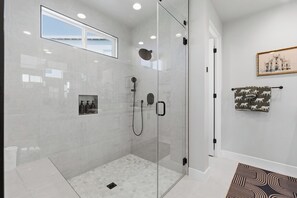 Hair dryer, towels, soap, shampoo - Casa Volare- Pool+Spa, Gated 4BR 3BA 2,400sqft Brand New Desert Retreat (Bermuda Dunes)