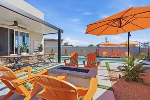 Outdoor dining - Casa Volare- Pool+Spa, Gated 4BR 3BA 2,400sqft Brand New Desert Retreat (Bermuda Dunes)