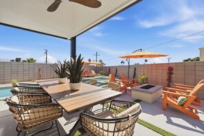 Outdoor dining - Casa Volare- Pool+Spa, Gated 4BR 3BA 2,400sqft Brand New Desert Retreat (Bermuda Dunes)