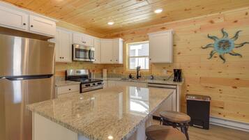 Fridge, microwave, stovetop, dishwasher