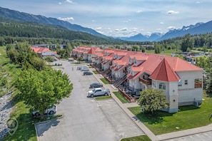 Exterior - 1BR Suite with River & Mountain Views in Fernie (Fernie)