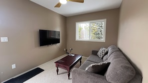 Smart TV - 1BR Suite with River & Mountain Views in Fernie (Fernie)