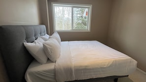 1 bedroom, free WiFi, bed sheets - 1BR Suite with River & Mountain Views in Fernie (Fernie)