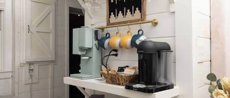 Eine Kaffeestation mit Kaffeemaschine, einer Korb und einer Kaffeemühle.