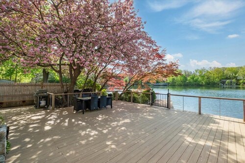 Lakefront Escape • Sauna • 1 Hr from NYC• 3 spacious bedrooms