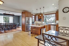 Fridge, microwave, stovetop, dishwasher