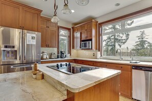 Fridge, microwave, stovetop, dishwasher