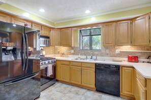 Fridge, microwave, stovetop, dishwasher - Sunroom & Spacious Yard! Family Gem in Orange Park (Orange Park)