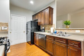 Fridge, microwave, stovetop, dishwasher - Community Pool! East ATL Base Near Mercedes-Benz (Atlanta)