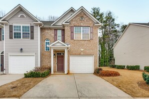 Exterior - Community Pool! East ATL Base Near Mercedes-Benz (Atlanta)