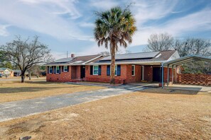 Exterior - Near Medical Centers & Fort Jackson! Quiet Home (Columbia)