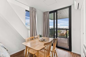 Dining - Modern High Rise Parking Zodiak Stays (Auckland)