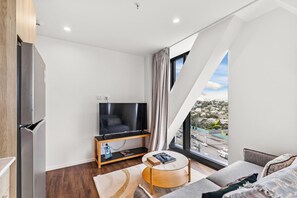 Living area - Modern High Rise w/ Parking by Zodiak Stays (Auckland)