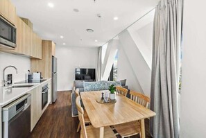 Coffee/tea maker, fridge, microwave, oven - Modern High Rise Parking Zodiak Stays (Auckland)