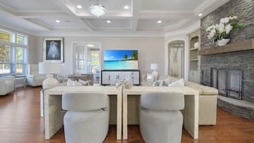 Casa, varias camas, patio (The Grand Luxe Sanctuary:Crown Jewel) | Zona de estar