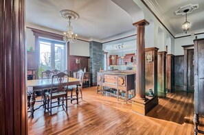 Dining - LUX 4 Bedroom Avail June 28 to Aug 18 on River in Montreal- Central Aír, Parking (Montréal)