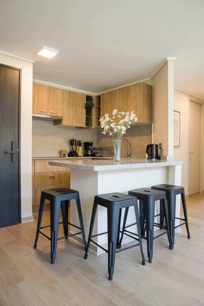 Fridge, microwave, oven, stovetop - Bright 2D2BR Santiago Apartment Near Attractions (Santiago)
