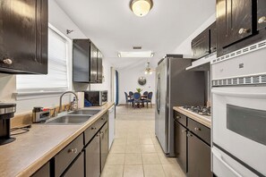 Private kitchen - Spacious 4-bedroom house in Arlington close to the Entertainment District (Arlington)