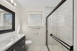 Shower, hair dryer, towels, soap - Spacious 4-bedroom house in Arlington close to the Entertainment District (Arlington)
