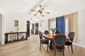 Dining - Spacious 4-bedroom house in Arlington close to the Entertainment District (Arlington)