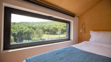 1 bedroom, bed sheets