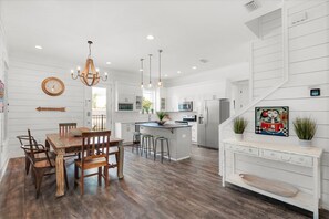 Dining - Freestyle! 2 blocks to the beach! Free golf cart! (Destin)