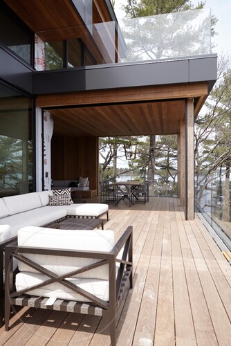 Exquisite 12 bed 13 bath cottage on Lake Joseph