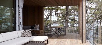 Exquisite 12 bed 13 bath cottage on Lake Joseph