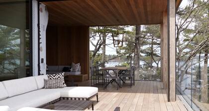 Exquisite 12 bed 13 bath cottage on Lake Joseph