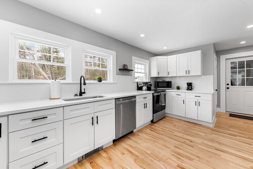 NEW - Modern Comfort w/HOT TUB l NH Lakes Region